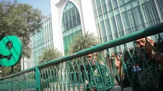 Suasana kantor DPP PPP yang dijaga  sejumlah orang berpakaian loreng-loreng, Jakarta, (17/9/14). (Liputan6.com/Faizal Fanani) 