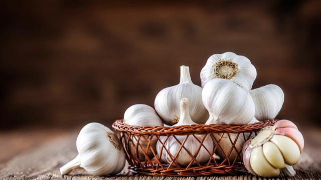 Benarkah Alergi Bawang Putih Mentah Bisa Bikin Kulit Melepuh? (Krasula/Shutterstock)