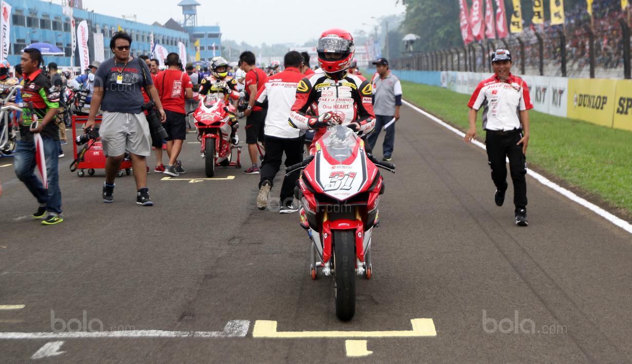 Pebalap Indonesia, Gerry Salim tengah bersiap mengikuti kelas Asia Production 250cc  Asia Road Racing Championship di Sentul International Circuit, Bogor (13/8/2017). Gerry berhasil menjuarai nomor 250cc. (Bola.com/Nicklas Hanoatubun)