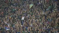 Pendukung Persib, Bobotoh, bersama pendukung Surabaya United, Bonek, kompak membuat yel-yel pada laga Piala Jenderal Sudirman di Gelora Delta Sidoarjo, Jawa Timur, Sabtu (21/11/2015). (Bola.com/Vitalis Yogi Trisna) 