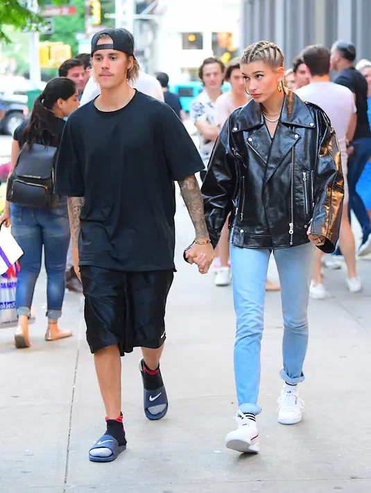 Sementara itu pada 8 Julis 2018, Justin Bieber pun akhirnya melamar Hailey Baldwin di Bahama. (People)