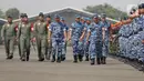 Panglima Komando Operasi Udara Nasional (Pangkoopsudnas) Marsekal Madya Tedi Rizalihadi (kedua kanan) menginspeksi pasukan pengamanan VVIP pelantikan presiden dan wakil presiden terpilih di Pangkalan Udara Halim Perdanakusuma, Jakarta, Kamis (17/10/2024). (Liputan6.com/Herman Zakharia)