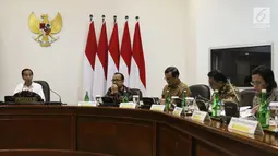 Presiden Joko Widodo (kiri) memimpin rapat terbatas percepatan peta jalan penerapan industri 4.0 di Kantor Presiden, Jakarta, Selasa (3/9/2019). Jokowi meminta kementerian dan lembaga terkait mendesain ulang zona-zona industri sampai perbaikan alur aliran materialnya. (Liputan6.com/AnggaYuniar)