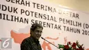 Pelaksana tugas Ketua KPU Hadar Nafis Gumay memberikan paparan usai penyerahan DP4 & DAK2 di Jakarta, Kamis (14/7). DP4 akan digunakan sebagai alat untuk membantu pengecekan Daftar Pemilih Tetap dalam pilkada serentak 2017. (Liputan6.com/Faizal Fanani)