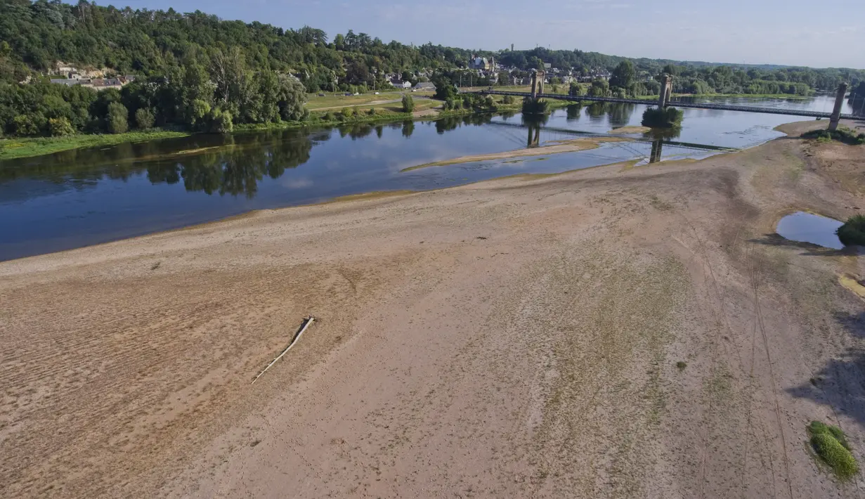 Tepian pasir terlihat di sungai Loire selama kekeringan di Montlouis-sur-Loire, Prancis tengah, pada 21 Agustus 2023.  (AFP/GUILLAUME SOUVANT)