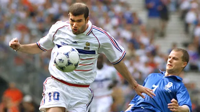 Foto Piala Eropa: Profil Legenda Zinedine Zidane, Seniman Sepak Bola dari Prancis.