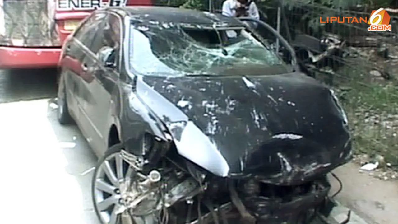 foto-kecelakaan-camry130330c.jpg