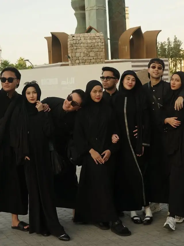 Gaya Stylish Vidi Aldiano dan Sheila Dara saat Umrah. [@vidialdiano]