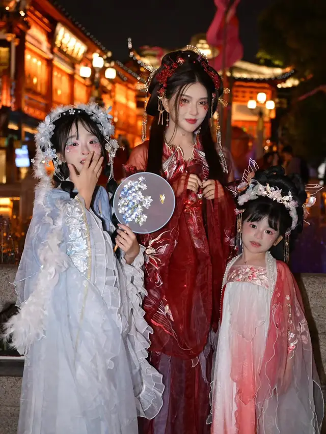 Sarwendah mengenakan baju tradisional China saat liburan ke Shanghai kompak dengan dua putrinya. [@sarwendah29]