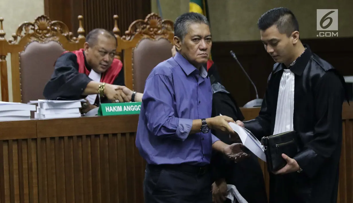 Terdakwa suap putusan perkara perdata yang juga Hakim PN Jakarta Selatan, Irwan (tengah) usai menjalani sidang pembacaan tuntutan di Pengadilan Tipikor, Jakarta, Kamis (13/4/2019). Irwan dan Iswahyu Widodo dituntut 8 tahun penjara, denda Rp 200 juta. (Liputan6.com/Helmi Fithriansyah)