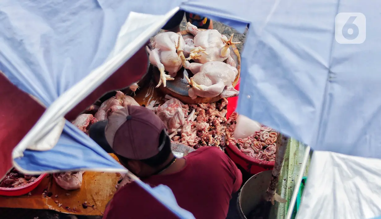 Penjual ayam potong di salah satu lapak di Pasar Kebayoran Lama, Jakarta, Rabu (28/6/2023). (Liputan6.com/Angga Yuniar)