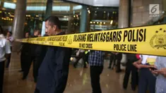 Garis polisi dipasang di pintu masuk Tower II Bursa Efek Indonesia (BEI), Jakarta, tempat ambruknya selasar lantai 1, Senin (15/1). Polisi belum membolehkan awak media dan yang lain untuk memasuki gedung tersebut. (Liputan6.com/Johan Tallo)