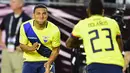 Pemain Ekuador, Miller Bolanos dan Jefferson Montero merayakan gol saat melawan Peru pada babak penyisihan grup B Copa America Centenario 2016 di Glendale, Arizona, AS, (9/6/2016) WIB. (AFP/ Alfredo Estrella)