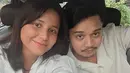 Potret Yunita Siregar dan Derby Romero ketika syuting. Lewat foto ini, Yunita Siregar ucap terima kasih untuk 1 juta orang yang sudah menonton Home Sweet Loan. Melihat foto ini, netizen flashback scene di mana Danan mengajak Kaluna untuk menikah. Sudah menikah dan jadi ayah, beberapa netizen salah fokus dengan paras Derby Romero yang tetap awet muda. (Liputan6.com/IG/@yunitasiregar)