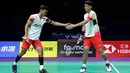 Pebulu tangkis Indonesia, Muhammad Shohibul Fikri (kiri) dan Bagas Maulana bereaksi setelah memenangkan satu poin melawan Kang Min-Hyuk dan Set Seung Jae dari Korea Selatan dalam perempat final ganda putra turnamen bulu tangkis Piala Thomas dan Uber di Chengdu, provinsi Sichuan, Tiongkok pada 3 Mei 2024. (WANG Zhao/AFP)