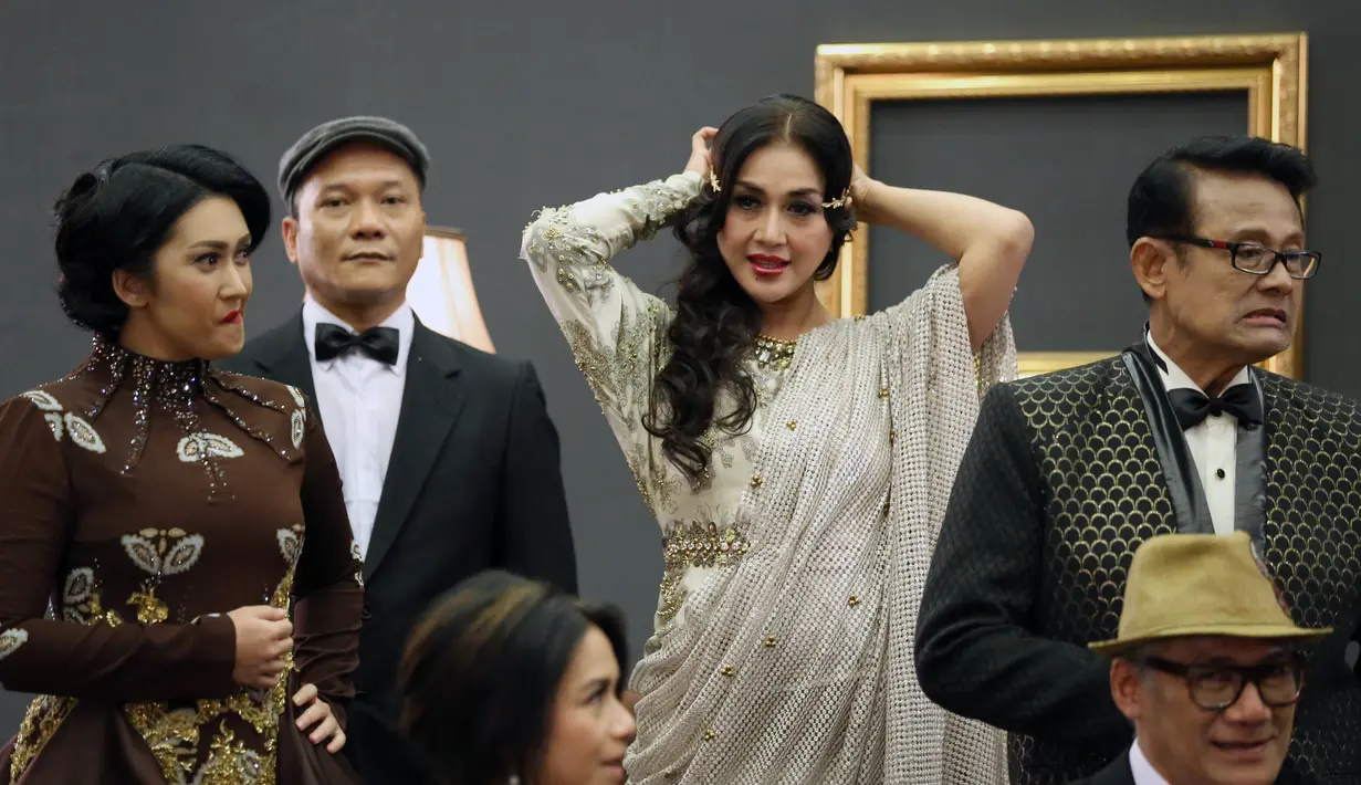 18 artis dari 3 generasi tengah bersiap-siap untuk menjalani pemotretan. (Galih W. Satria/Bintang.com)