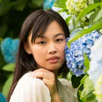 ilustrasi perempuan di kebun bunga/hirobirock/Shutterstock