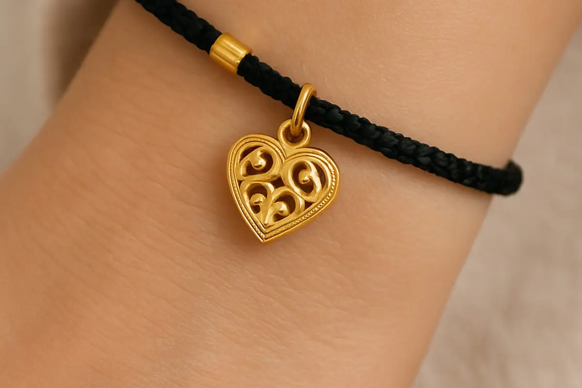 Model Gelang Emas Tali Hitam/ChatGPT