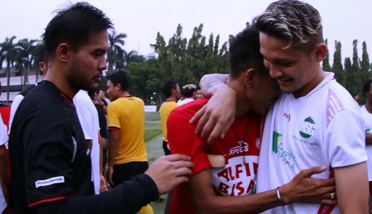 Alfin Tuasalamony mendapat dukungan dari rekan-rekan pesepakbola. (Bola.com/Arief Bagus)