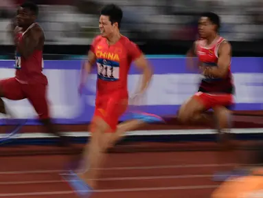 Pelari China, Su Bingtian (tengah) memacu kecepatan saat berkompetisi pada Final nomor Lari 100 meter putra Asian Games 2018 di Stadion Gelora Bung Karno, Jakarta, Minggu (26/8). Su Bingtian meraih emas dengan catatan waktu 9,92 detik. (AFP/Martin BUREAU)