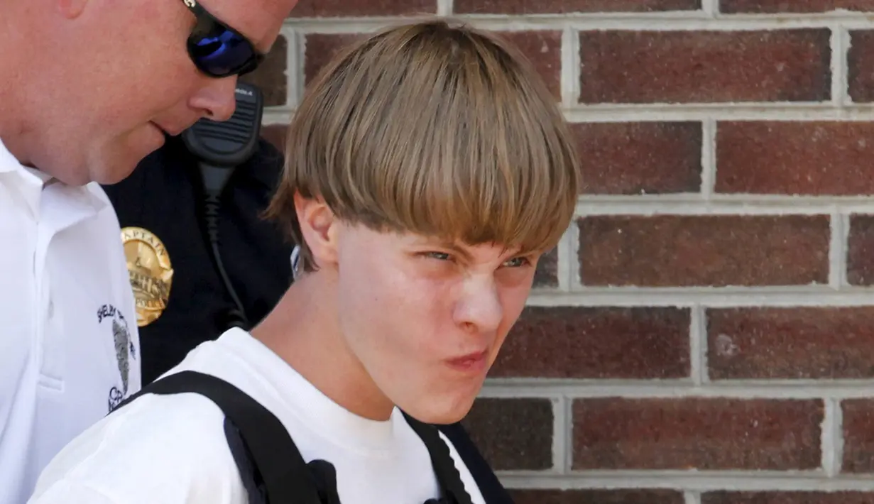 Polisi menangkap Dylann Roof, terduga pelaku penembakan 9 orang di gereja Emanuel AME di Charleston, South Carolina, Amerika Serikat, Kamis (18/6/2015). (REUTERS/Jason Miczek) 