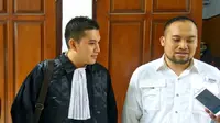 Johan Khan bersama pengacaranya, Juanda Eltari. (Liputan6.com/Nafisyul Qodar)