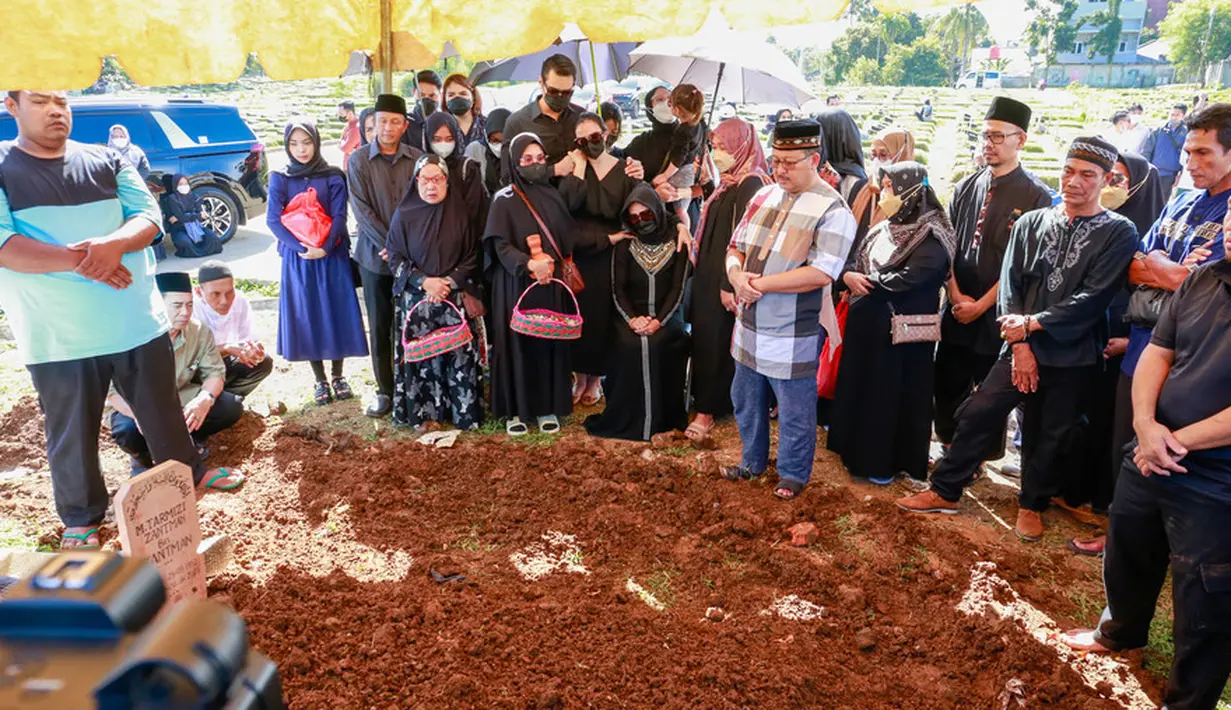 "Yang terpenting papa sudha bilang Papa bahagia, banyak hal-hal yang sudah kita lakukan, atas permintaan Papa seperti liburan dan lain-lain Dan memang Papa mau di sini, ada di dekat anaknya, istrinya, cucunya yang penting. Itu yang Papa bilang, dan kita sudah menjalankan apa yang Mama mau. Yang paling penting Papa bilang bahagia, senang melihat semua keluarganya bahagia," kata Asmirandah. [Foto: KapanLagi.com/Muhammad Akrom Sukarya]