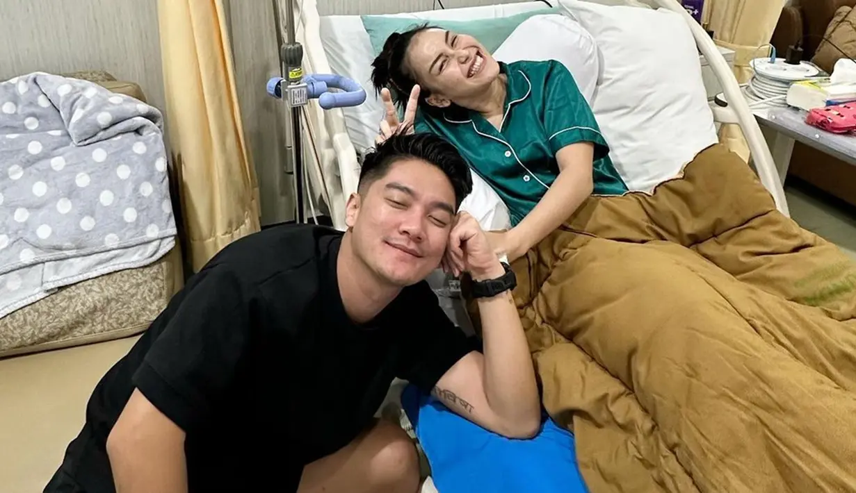 Meski sibuk dengan aktivitasnya, Boy William menyempatkan untuk menjenguk pelantun tembang Alamat Palsu itu. Tak hanya sekadar menjenguk, kehadiran Boy William tentunya menghibur Ayu Ting Ting yang sedang lemas dan tak semangat karena sakit. Makin lengket usai berbaikan, kebersamaan pedangdut dan YouTuber ternama Tanah Air ini pun curi perhatian publik. (Liputan6.com/IG/@boywilliam17)