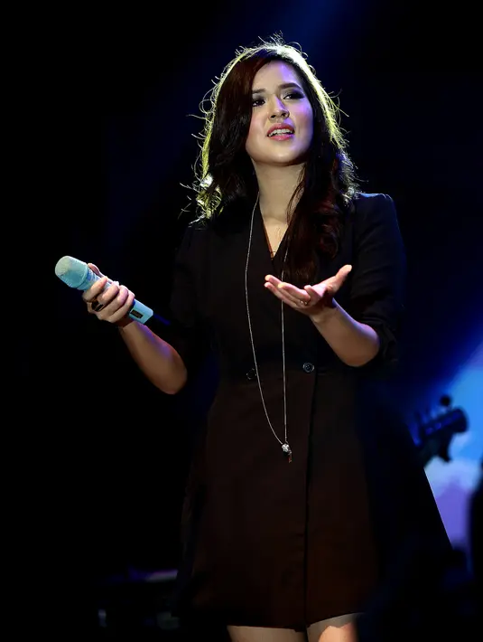 Memang Raisa merupakan penyanyi wanita yang terkenal akan lagu ‘galau’-nya. Dalam setiap penampilannya ia berhasil membuat penonton gundah gulana terbawa suasana akan lagu-lagunya. (Wimbarsana/Bintang.com)