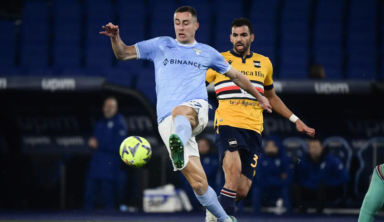 Bek Lazio Adam Marusic (kiri) berebut bola dengan gelandang Sampdoria Mohamed Fares pada lanjutan Liga Italia pekan ke-24 di Stadio Olimpico, Roma, Italia, pada Selasa (28/2/2023) dini hari WIB. Lazio yang tampil sebagai tim tuan rumah langsung berusaha mendominasi pertandingan semenjak menit pertama. (Photo by Filippo MONTEFORTE / AFP)