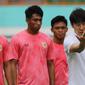 Manajer pelatih Timnas Indonesia, Shin Tae-yong, memberikan arahan saat latihan Timnas U-19 di Stadion Wibawa Mukti, Senin (13/1/2020). Pria asal Korsel ini menjalankan tugas perdananya dengan memantau dan memberikan arahan di seleksi timnas U-19. (Bola.com/M Iqbal Ichsan)