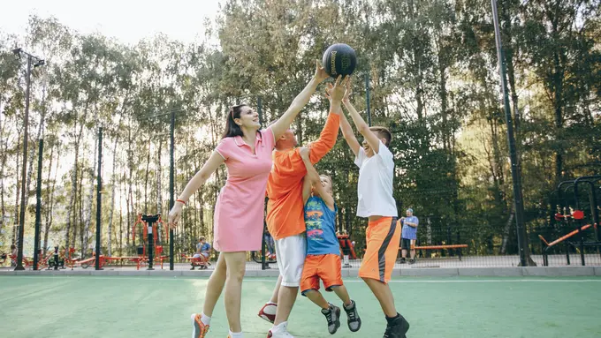 Olahraga ringan bersama anak yang bisa dilakukan di rumah