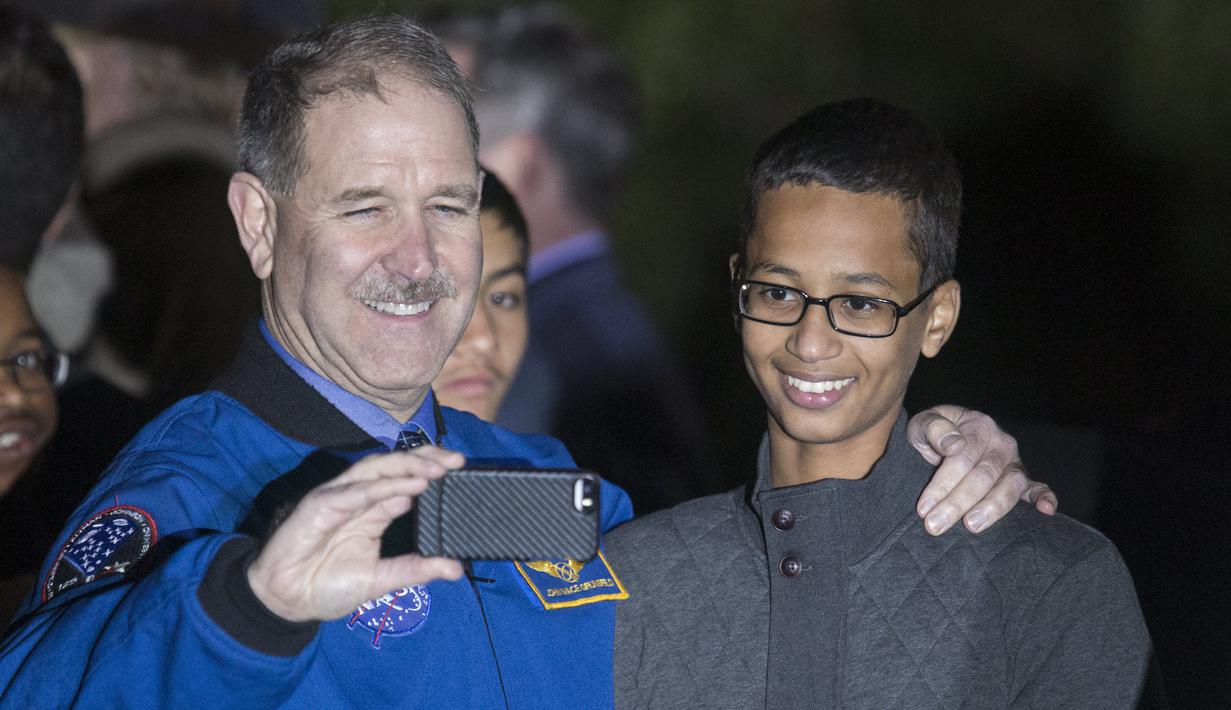 John M. Grunsfeld (kiri), Associate Administrator untuk Direktorat Misi Sains berpose dengan Ahmed Mohamed, remaja asal Texas yang sempat ditahan karena jam buatannya dianggap bom saat mengunjungi Gedung Putih, Senin (19/10). (REUTERS / Joshua Roberts)