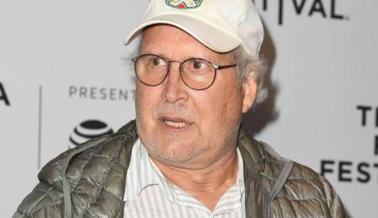 Chevy Chase terkenal sangat rasis. Tak sampai sana, ia pun pernah menampar seorang fans. (independent.co.uk)