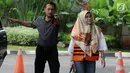 Hakim Pengadilan Negeri Tangerang Wahyu Widya Nurfitri saat tiba di gedung KPK, Jakarta, Selasa (24/4). Widya dijerat KPK sebagai tersangka karena menerima suap Rp 30 juta terkait perkara gugatan perdata wanprestasi. (Merdeka.com/Dwi Narwoko)