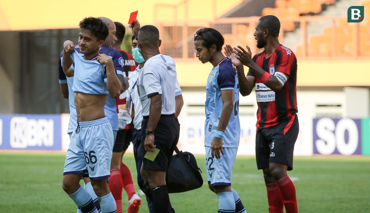 Gelandang Persela Lamongan, Akbar (kiri) mendapatkan kartu merah saat melawan Persipura Jayapura dalam laga pekan kedua BRI Liga 1 2021/2022 di Stadion Wibawa Mukti, Cikarang, Jumat (10/09/2021). (Foto: Bola.com/Bagaskara Lazuardi)