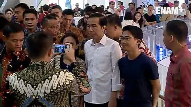  Presiden Joko Widodo mengisi libur akhir pekan dengan cara berbelanja di pusat perbelanjaan Senayan City, Jakarta, Minggu (19/2). Bersama putrinya, Kahiyang Ayu, Jokowi berada di mal tersebut lebih dari tiga jam.