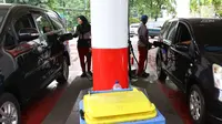 Petugas mengisi bahan bakar minyak (BBM) ke kendaraan di SPBU Abdul Muis, Jakarta, Jumat (2/2). Namun demikian. kenaikan inflasi masih terhitung kecil jika minyak dunia tidak mengalami lonjakan harga. (Liputan6.com/Angga Yuniar)
