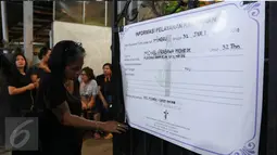 Papan pengumuman terpampang di rumah duka Mike Mohede di kawasan Bintaro, Tangsel, Minggu (31/7). Di usia 32 tahun, Mike Mohede menghembuskan napas terakhirnya pasca mengalami serangan jantung. (Liputan6.com/Angga Yuniar)