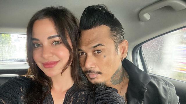 6 Potret Kompak Jerinx SID dan Nora Alexandra Pakai Baju Senada, Serasi