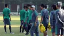 Pelatih Timnas Indonesia, Fachry Husaini saat memimpin latihan di Lapangan Atang Sutresna, Jakarta, Senin (3/7). Latihan ini merupakan persiapan jelang berlaga di Piala AFF U-16 Thailand, 9-22 Juli mendatang. (Liputan6.com/Helmi Fithriansyah)