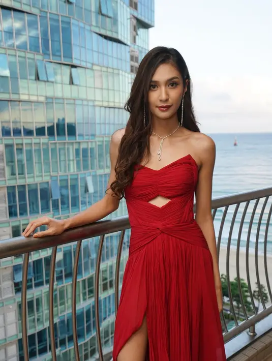 <p>Mikha Tambayong pun terlihat sangat cantik dan elegan dalam balutan gaun merahnya. (Foto: Instagram/ devamahenra)</p>