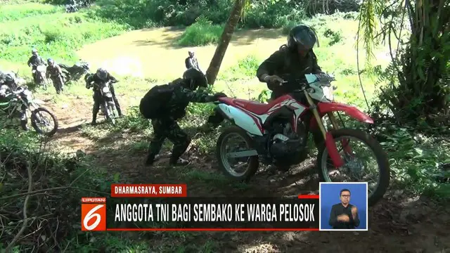 Anggota TNI Kodim 0310 SSD membagikan sembako menggunakan sepeda motor di daerah pelosok Sijunjung, Sumatra Barat.