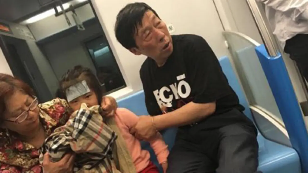 Cucu Sakit di Kereta, Kakek Ini dengan Gagah 'Korbankan' Jaketnya