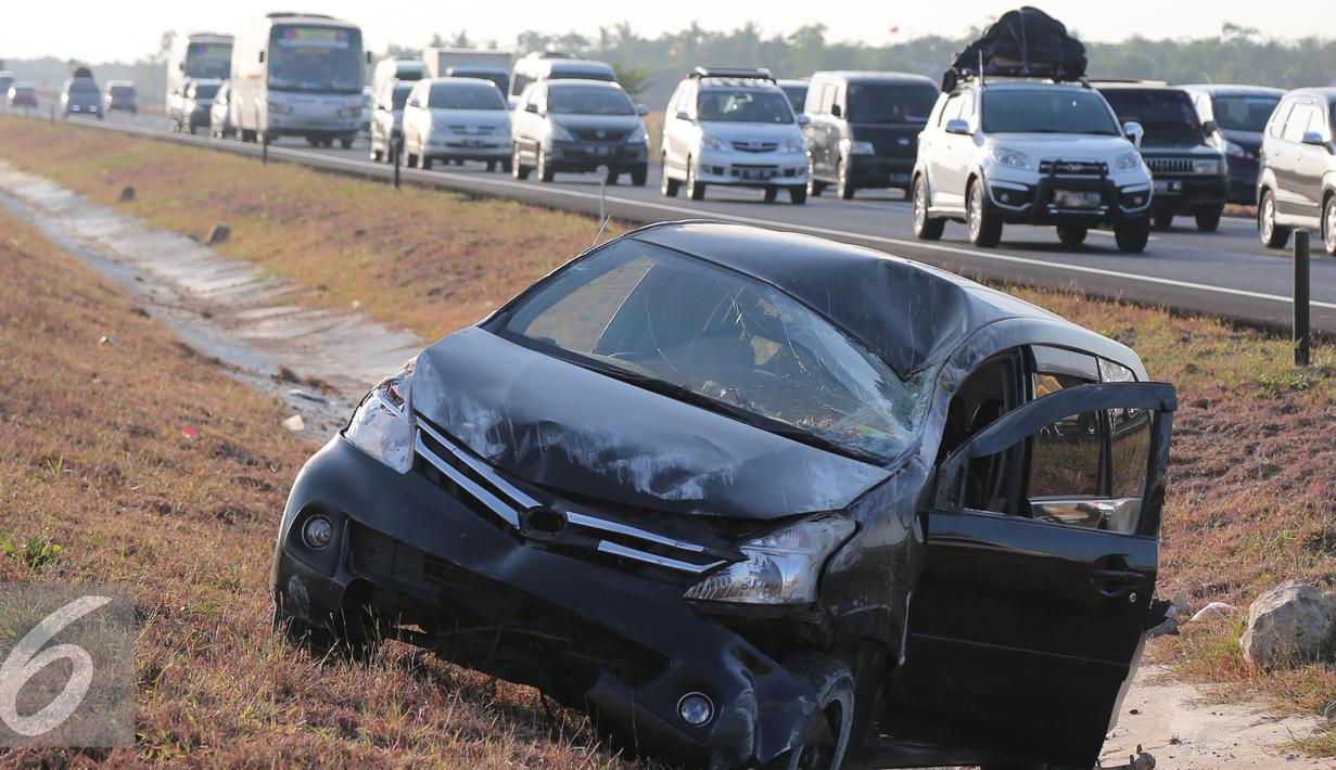 Kecelakaan di Km 149+800 membuat lalu lintas di tol Cipali menjadi tersendat, Jawa Barat, Senin (13/7/2015). (Liputan6.com/Herman Zakharia)