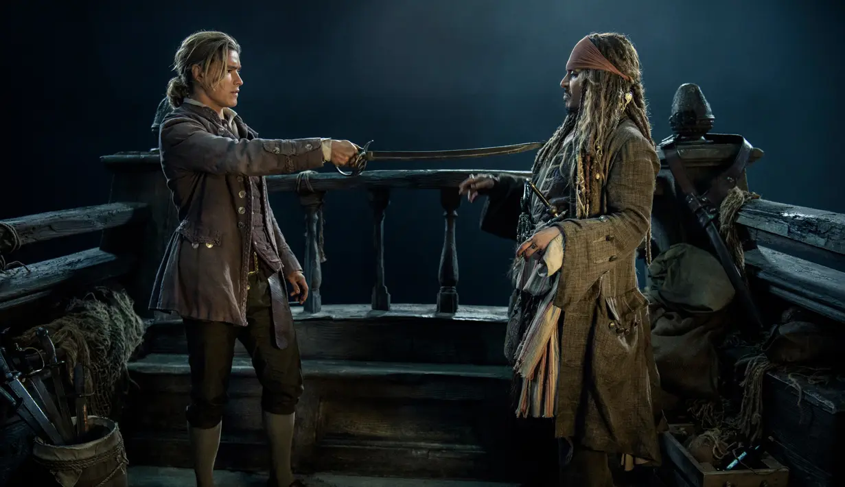 Henry Turner yang diperankan oleh Brenton Thwaites saat beradegan dengan Jack Sparrow yang diperankan Johnny Depp di Film "Pirates of the Caribbean: Dead Men Tell No Tales." (Peter Mountain / Disney via AP)