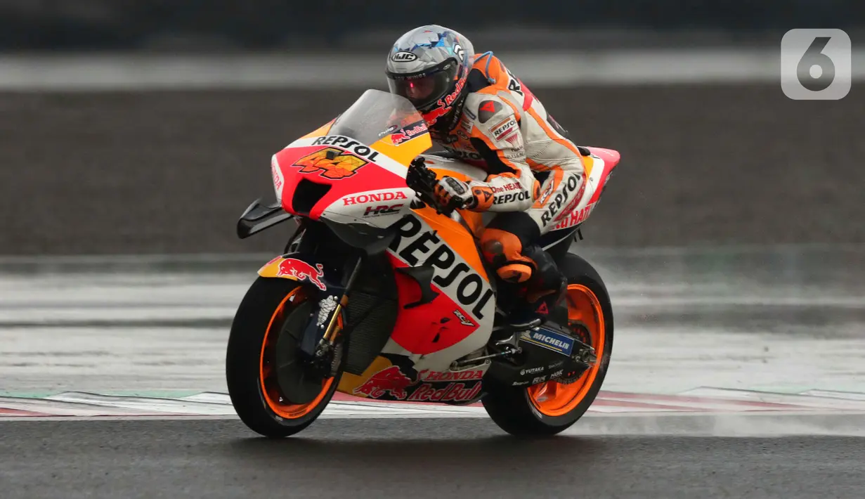 Pembalap Repsol Honda Team, Pol Espargaro memacu motornya di lintasan Pertamina Mandalika International Street Sirkuit, Nusa Tenggara Barat, Minggu (20/3/2022). Pembalap Red Bull KTM Factory Racing, Miguel Oliveira menempati posisi pertama MotoGP Mandalika 2022. (Liputan6.com/Helmi Fithriansyah)