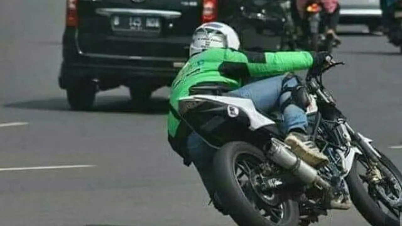 Nyeleneh, 6 Tingkah Kocak Driver Ojek Online Saat Bawa Motornya