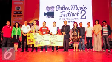Para Juara berfoto bersama di malam Penganugerahan Police Movie Festival 2015, Jakarta, Sabtu (13/6/2015). Film pendek besutan Edosz cs dengan judul' Mencoba Menjadi Polisi Harapan ' berhasil keluar sebagai juara pertama. (Liputan6.com/Yoppy Renato)