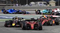 Charles Leclerc memulai balapan dari pole position dan dengan mantap melahap 57 lap di Bahrain International Circuit. (AFP/Ozan Kose)